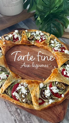 Tarte fine aux légumes Aujourd’hui petite recette Simone avec les légumes que l’ont trouve dans nos jardin/ Dans le mien j’ai des courgettes , des aubergines , des tomates alors go pour faire une tarte 😉 Rien de compliqué , il ta faut : - 1 pâte feuilletée - du fromage type tartare - 1 petite courgette - 1 petite aubergine - 2/3 tomates - de la fêta - 1 jaune d’œuf - sel, huile d’olive Cuisson 25 min à 180 degrés Régales toi #recette #legumes #legumesdesaison #courgettes #tarte #healtyfood #rec