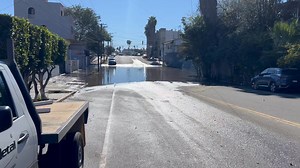 #INFORME 🚨TEMERARIO ACTO EN PLENA INUNDACIÓN EN ENSENADA 🚨 Pick up acelera para cruzar calle anegada mientras autoridades brillan por su ausencia La tarde de este miércoles, mientras un integrante de nuestro equipo acudía a documentar las afectaciones por la fuerte inundación registrada en calle Hidalgo, a la altura de Cuarta, un conductor realizó un acto temerario al acelerar su pick up para atravesar la zona inundada. Aunque no se registró ningún daño, la maniobra creó una ola considerable L
