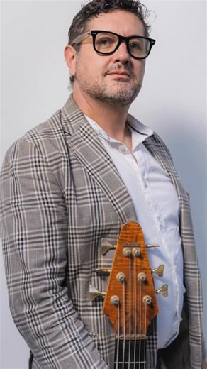 Alex Lopez on Instagram: "En este EPISODIO tuve el gran placer de conversar con CAYO ITURRALDE @cayoiturralde4 , Bajista, Compositor y Educador Quiteño y uno de los grandes exponentes del Jazz en nuestro pais🇪🇨🎸🎵 Hablamos de su infancia, de donde vino su nombre CAYO, la influencia de su familia en su viaje músical, su Tío el gran baterista David Gilbert, como asistir a un concierto de Paco de Lucia despertó su amor por el Jazz y el Bajo, su formación en Música Clásica con el maestro Gerardo