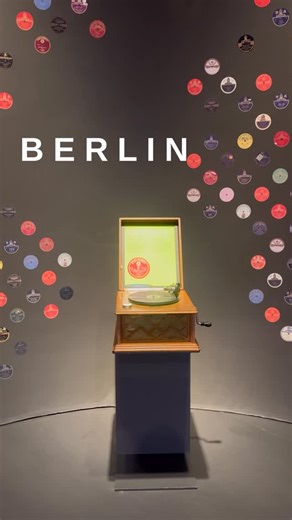 entrendtur.com on Instagram: "Berlin’de kaydedilen bu plakta, 1933 yapımı bir filmden tanıdığımız Joseph Schmidt’ in ‘Ein Lied geht um die Welt’ şarkısı çalıyor. Geçmişle bugünü buluşturan bir yolculuğa davetlisiniz. 🎶🎵 #entrendtur #seyahattutkusu #keşfet #seyahat #avrupaturu #gezginruhu #gezilecekyerler #travel #BerlinTuru #tarihiberlin #berlinvibes #einliedgehtumdiewelt"