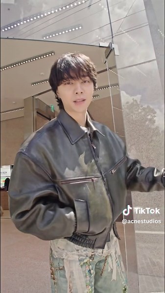 Cribs, but make it NCT JOHNNY Johnny Suh gives us the full tour of Acne Studios Aoyama - our new Tokyo store. @NCT Official #NCTJOHNNY