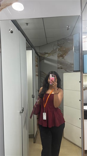Krishnaaa🌟 on Instagram: "Bas parcel ke liye office jati hui mai🥹 Corporate majdoor [office life, corporate girl,corporate humour,working woman,independent women,metro life,] . . #corpatemajdoor #reality #trending #liketime #independentwomen"