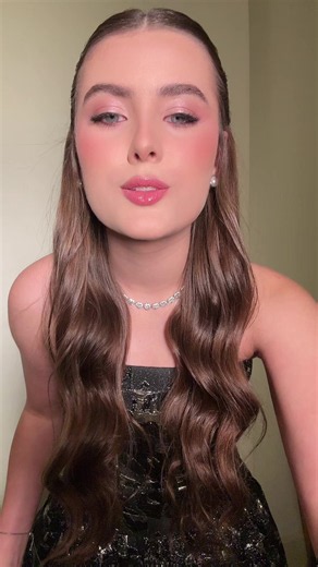 Julia Dantt se arrumando para festa da Manu Kirida