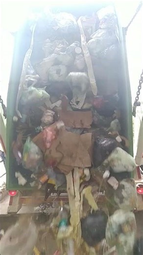 Garbage truck unloading 2025.25.