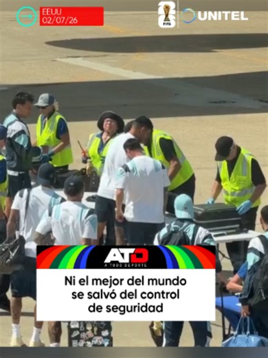 Messi revisado en detector de metales antes del vuelo de Argentina