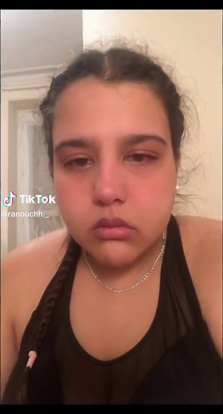 Bon mana3rach men win nabda ou 9ad mnektb ou nahki manjamech nwasel eli 3echtou 20 ans ta3rfou nes lkol tofla smina chnouwa yesirelha jusqu’à présent 9a3da nchouf 3al les réseaux sociaux ou fe denya zeda ena je vais pas jouer la victime ou manich bech nahki eli t3ada 3lya c pas le moment le jour eli nousel lel poids eli nheb 3lih ou wa9t eli nchouf rouhy fel mreya ou nchouf rouhy wselt ou je veux inshallah … mais cette vidéo c 1% c rien mzelt ki bdit pour moi Je sais pas comment j’ai eu le coura