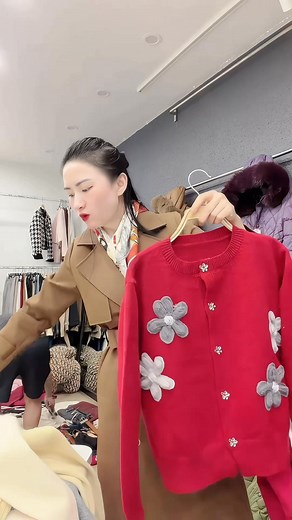 387K views · 3.2K reactions | Dậy sớm vc Hạnh seo hàng Đông rẻ ấm lắm | Vũ Hạnh Chuyên Thời Trang Công Sở | Facebook