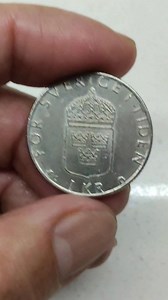 1 Krona coin from Sweden featuring the portrait of King Carl XXl Gustaf. The was minted in 1990. It is a standard circulation coin,part of a series issued between 1976 and 2000. #coin #oldcoin #hobbies #fblifestyles | Marieta N. Dometita