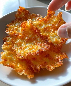 Crispy Cottage Cheese Chips 🧀✨ Ingredients: 2 cups cottage cheese (preferably low-fat) 1/2 cup shredded cheese (cheddar or mozzarella) 1 teaspoon garlic powder ...... Full Recipe in Coʍmеոτ 💬 | Made By Luna