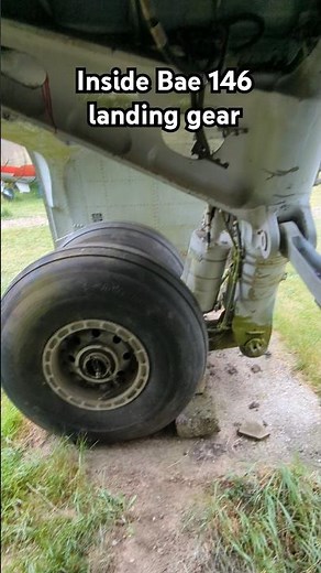 Walking inside the Bae 146's landing gear #aviation