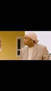 24K views · 856 reactions | Kulembe é encontrada no mundo da lua, sonhando acordada com o beijo dela e Roberto. E, apesar de tentar disfarçar, Mafuti nota o brilho que se escapa no rosto da filha, visivelmente apaixonada. Ao ser questionada pelos filhos, Monifa faz um grande esforço para parecer indiferente às aparições de Fernando e aos seus motivos | Diamond Films | Facebook