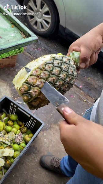 How to Cut a Pineapple: Step-by-Step Guide