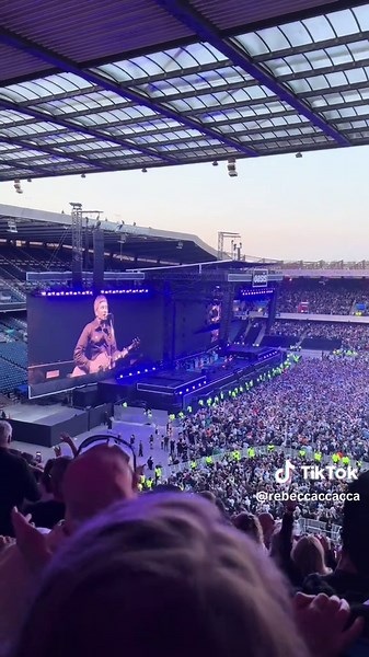 Oasis Live at Murrayfield Stadium: Half The World Away