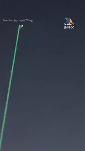VIDEO | ¡Ver para creer! 🤯🔦Joven apunta con rayo láser al cielo y un OVNI responde con varias luces alrededor🛸🌌 TODOS LOS DETALLES EN EL PRIMER COMENTARIO... | Extranormal