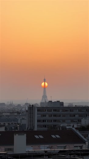 Stunning Paris Sunset Over the Eiffel Tower