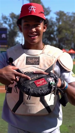 This custom catcher mitt 🤝 #teamrawlings #baseball