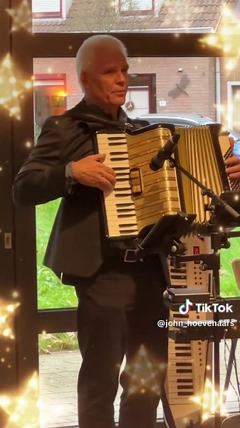 Strauss medley van André Rieu. #strauss #andrerieu #rieu #johnhoevenaars #zorgmuzikant #zorgenwelzijn #music #muziekindezorg #accordeon #accordion