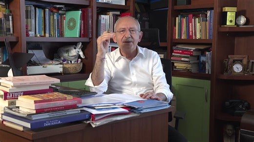 Kemal Kılıçdaroğlu’nun Alevilikle ilgili yaptığı video Twitter’da izlenme rekoru kırdı. 120 milyona yakın görüntülenme ve yarım milyona yakın beğeni aldı. Türkiye toplumunun çok önemli bir kısmı için Alevilik bırakın bir sorunu, artık pozitif bir özellik durumunda. Ama CHP içerisindeki kavgayı yer yer her iki tarafta Alevilik üzerinden yorumluyor. Bu durum ise hem Kemal Kılıçdaroğlu’nun şahsına hem de Alevilere yönelik negatif bir durum oluşturuyor. Artık bu gerçeği görün.