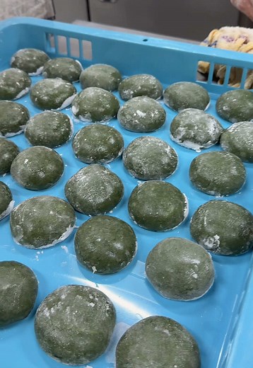 昔ながらの製法で作る絶品よもぎ餅｜まるに抱き柏の名物