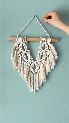 Macrame Wall Hanging - find tutorial link here ⬆️ #diycrafts #boho #wallart #easytomake #roomdecor