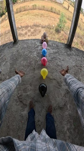 🎈🤩 balloons and footballs ⚽️ 🤩 niche gira di #ytshorts #football #parkour #running #viral#pov#shorts