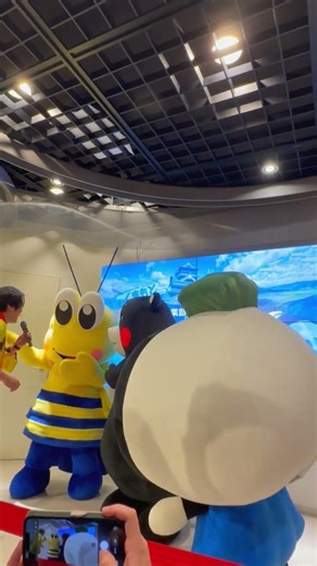 囲んでお兄さんにプレッシャーをかける くまモン とお友達たち in 風と太陽のマルシェ at KITTE丸の内