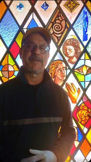 **Curso Presencial de Vitral - Básico** 🔸 **Comece sua jornada no mundo dos vitrais!** 🔸 Neste curso prático, os alunos terão a oportunidade de criar um vitral de aproximadamente 20x20 cm, explorando todas as etapas essenciais da produção: – Desenho do projeto e confecção dos moldes. – Corte e desbaste dos vidros. – Montagem do vitral com perfis de chumbo. – Solda e estanqueamento do vitral. – Instalação final. O Museu de Arte Sacra de São Paulo, em parceria com o atelier Prata, fornecerá vidr