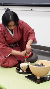 What a special treat it was to experience the traditional Japanese Tea Ceremony demonstrated by the talented Hunter College Japanese Program students. Here are some highlights from the end-of-semester presentation in collaboration with the Urasenke Chanoyu Center of New York. Hunter College Japanese Program ハンター大学日本語・日本文化学科 | Hunter College