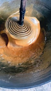 AZÚCAR DE COCO: EL DULCE ARTESANAL QUE NACE DEL NECTAR Recolectado a mano, hervido, batido y secado al sol: así se transforma el néctar de coco en un azúcar dorado, natural y lleno de sabor. #azúcardecoco #producciónartesanal #agriculturaorgánica #procesonatural #cocoproductos #agropecuaria | Agropecuaria TV