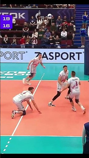 Crazy 1-on-1 block ⬜Dynamo vs. ⬛Lokomotiv #PariSuperLeague#volleyru#VolarVL-100