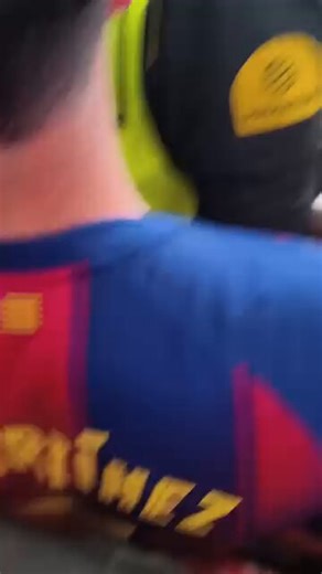 I segueixen. Un company m’envia aquest vídeo de membres de seguretat del Metropolitano requisant les estelades que han entrat a l’estadi.