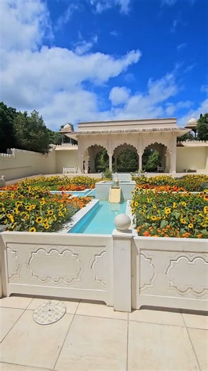 Part 2 - Amazing how it transports you to different countries instantly between landscapes! ✨️🪶♾️ #hamiltongardens #mustseenz #travel #outdoors #nzoutdoors | Sarah Blundell