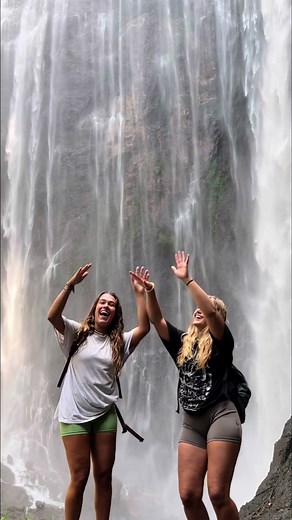 Teil 3 meiner Indonesien Route🥹 Von Labuan Bajo sind wir ins Dorf „Wae rebo Village“ gereist und dann gings auf die Insel „Mules Island“. Für Marie und mich ging es dann nach Java (In surabya gelandet und dann mit dem Zug nach Probolinggo) dort haben wir nacheinander besucht: 1. Mount Bromo Kater 2. Tumpak Sewu Waterfall 3. Ijen Vulkan Und zum schluss ging es zurück nach Surabaya #traveltiktok #indonesien #bachpacking #southeastasia #travelroute #indonesienroute #java #labuanbajo
