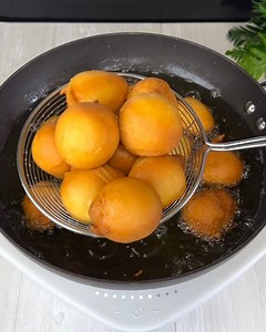 PERFECT CAKE DONUTS Ingredients: 4 cups flour 2 tsp baking powder 1/2 cup melted butter 2 eggs 1/2 cup sugar 1 cup powdered milk 1 tsp salt 2 tbsp yogurt (optional) Nutmeg Water Tsp pineapple flavor | Rozy's Kitchen