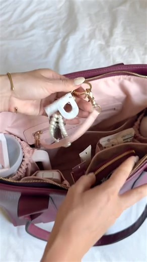 😍Love a bag that looks minimalist but holds absolutely everything？👜As you can see, it effortlessly fits your laptop, water bottle, makeup pouch, and more—all while keeping them organized.😘 | Amy Butler