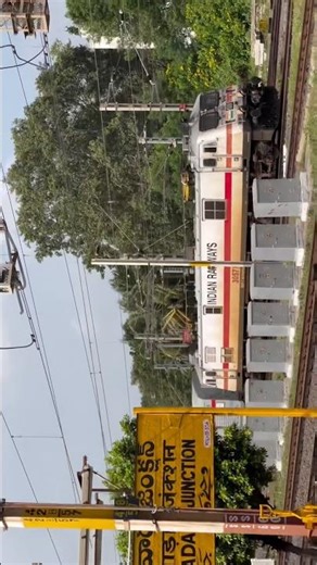 12663 Howrah Tiruchirapalli Superfast Express entering Vijayawada Junction🔥 #train #explore #shorts
