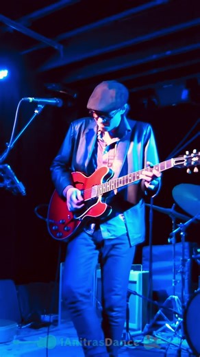 Certain instruments pull inspiration out of the player. Inspire new songs, new tones, new phrasing you didn’t know you had within you. They give you the ability to tap into your subconscious where true creative expression lives. What guitar or piece of gear is allowing you to tap in your creative space at the moment? Let me know! -Ben #benbrandt #guitar #gibsunday #vintageguitar #gibson