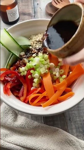 Spicy Garlic Ginger Noodle Salad 🌶🥢 10-Min Vegan Magic! #SpicyNoodleSalad #VeganNoodles