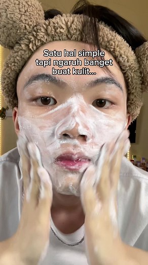 ‼️[READ THIS]‼️ 1. Kenapa harus semenit, supaya pori-pori lebih bersih, kotoran lebih terangkat terutama di bagian kayak rahang, sekitaran hidung dan garis rambut yang sering banget ga dibersihiin maksimal. • 2. Terutama face wash yang ada kandungan aktifnya, semenit itu setidaknya bisa bantu kandungannya menyerap lebih baik daripada hanya dibuang gitu aja. • 3. Sekalian kan juga pas cuci muka, kau itu juga hitungannya pijat-pijat wajah, bisa bangu kulitmu nampak lebih sehat dan segar muda. • 4.
