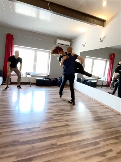 Nie uczymy kroków. Uczymy prowadzenia i luzu. 👉 Obserwuj po więcej!