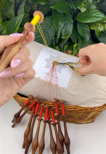 Turning the thread into a Christmas ornament 🎄 • Let’s swap the yellow thread for festive red ✨• #bobbinlace #christmasDIY #christmasdecor #bobbinlacepattern #lacetiktok