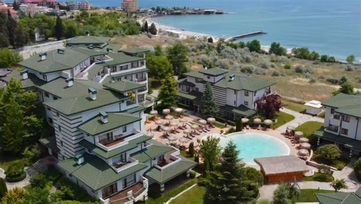 Добре дошли в Emerald Beach Resort & Spa❣️ 🌟 Мястото, където 4-те сезона се срещат в един непрекъснат 5-звезден уют 🌟 👉🏻 Тук комфортът не е екстра - той е стандарт 🔐 Сигурността не е обещание - тя е гаранция 🥳 А емоцията - ежедневие В Емералд има от всичко за всеки: 🎉 Купони, тематични вечери, настроение 🥰 Простор и тишина за онези, които ценят личното си спокойствие 🧸 Грижа за децата - обновен детски център, опитни аниматори и спокойни родители 👨🏼‍🍳 Ресторанти за всеки вкус 🔐 Денон