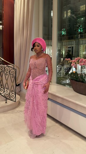 Ma robe vient de chez @lajoliie ✨ La reine de la location de robes nigérianes 👗 Tu peux même coudre sur mesure si tu veux ton modèle à toi ! Situé à Paris & Bruxelles . Et les prix … genre TELLEMENT bas , c’est accessible à tous . Si t’as un mariage, une soirée, un anniv et tu veux être la plus belle de la salle, arrête de chercher ! Tiens cette ref des magnifiques robes à mini prix.