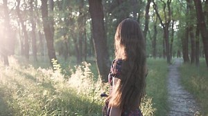 clip-1058580094-young-woman-shakes-her-head-side-long