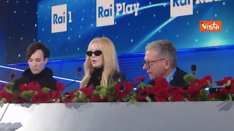 Patty Pravo cade dalla sedia alla conferenza stampa di Sanremo