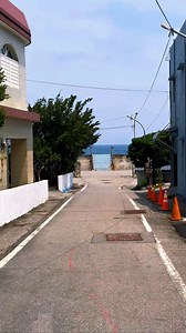 這裡每條路都能通往大海 🚩台東。比西里岸 Taitung , Pisirian - 位在台東成功鎮旁的阿美族部落 緊鄰著名的三仙台 在過去部落裡山羊遍佈 因此阿美族語將此處稱為Pisirian暨放羊之地的意思 - ▫️地址：台東縣成功鎮白蓮路141號 ▫️Address ：Beside the 131km roadside of Provincial Highway 11 in Donghe Township, Taitung County 台灣景點 #台東景點 #台東 #比西里岸 #成功鎮 #Pisirian #Chenggong #Taitung #taiwan #travel | Alex艾尼
