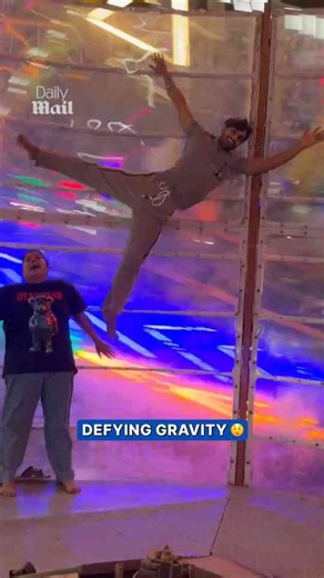 Man scales amusement ride like Spider-Man in jaw-dropping stunt