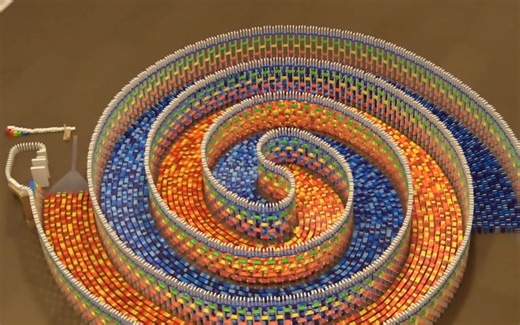 多米诺骨牌：用了一万五千多块才搭建而成，一场完美的视觉盛宴