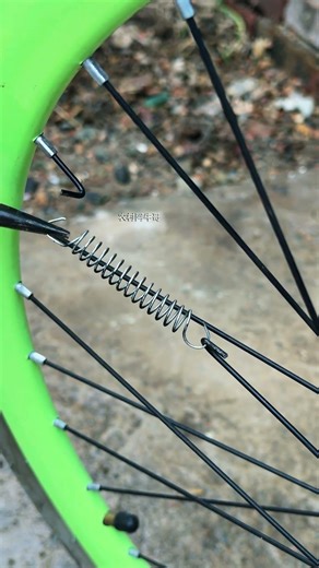 Use a spring to reattach a broken bicycle spoke #shorts