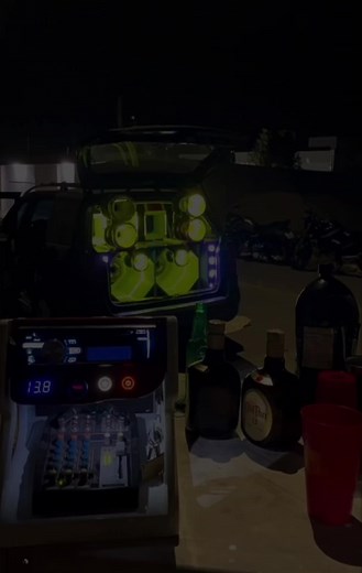 Ciúmes de ficante: Rei Vaqueiro Cantando No Barzinho